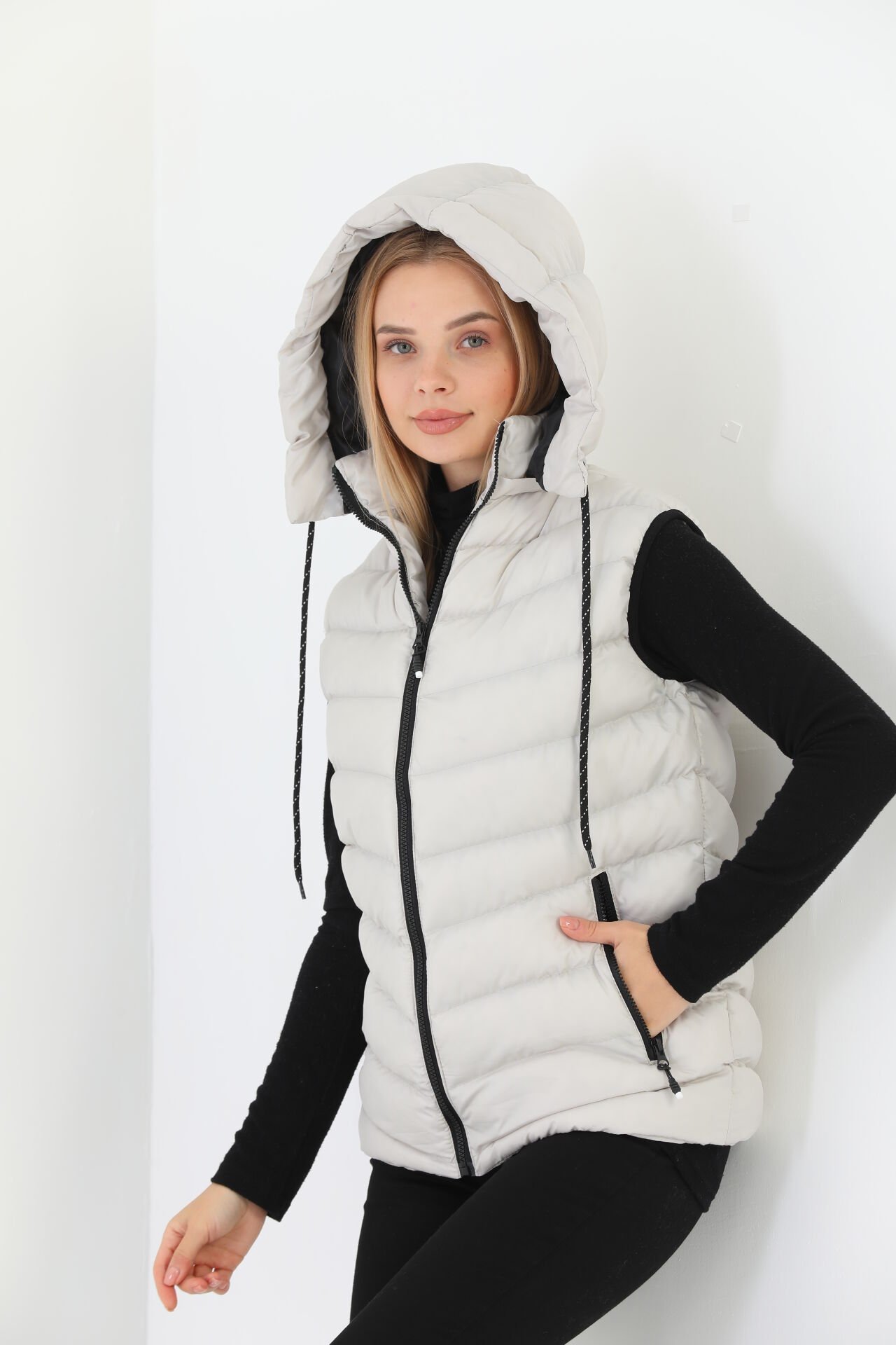 Kadın Jel Dolgulu Çıkartılabilen Fermuarlı Kapüşon Boydan Fermuarlı Şişme Yelek/ Kırık Beyaz